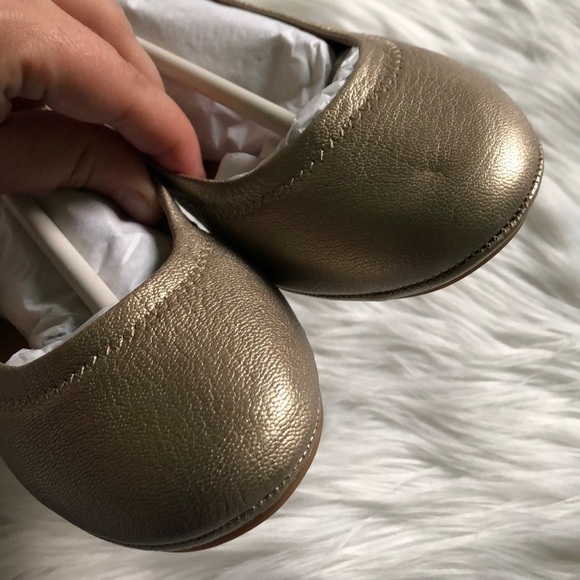 Lucky Brand Emmie Flats in Platinum Oro 5.5 - Picture 3 of 9